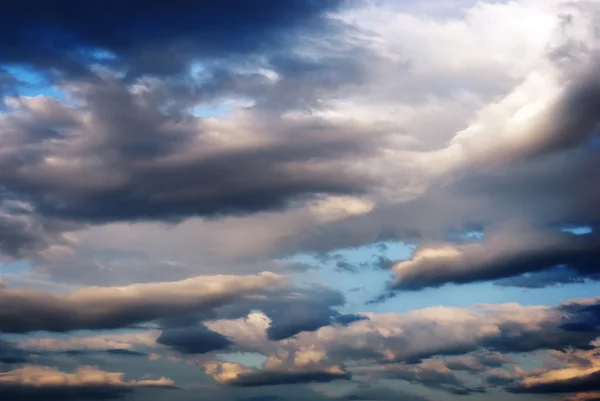 Dunkle ominöse Wolken — Stockfoto