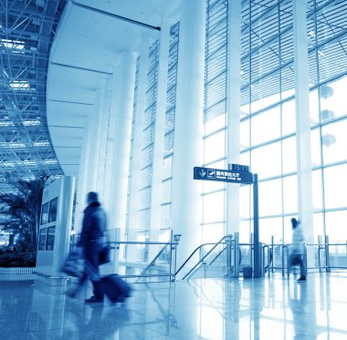 Yolcu Şangay Pudong Havaalanı 'nda.