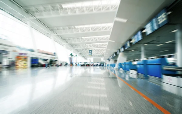 Пассажир в аэропорту Шанхай Пудун — стоковое фото