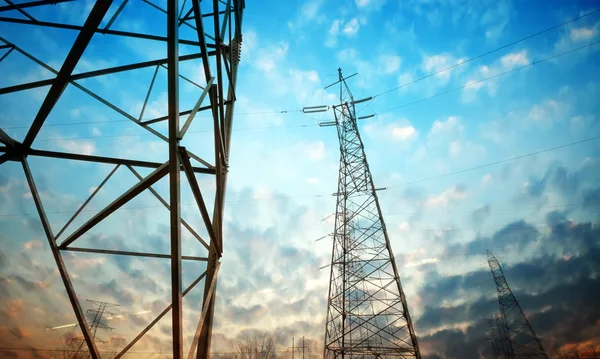 Hoog-voltage toren hemelachtergrond — Stockfoto