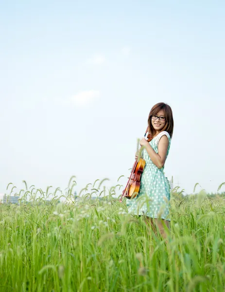 Young girl holding her violin — Stock Photo, Image