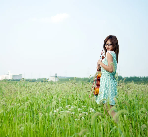 Young girl holding her violin — Stock Photo, Image