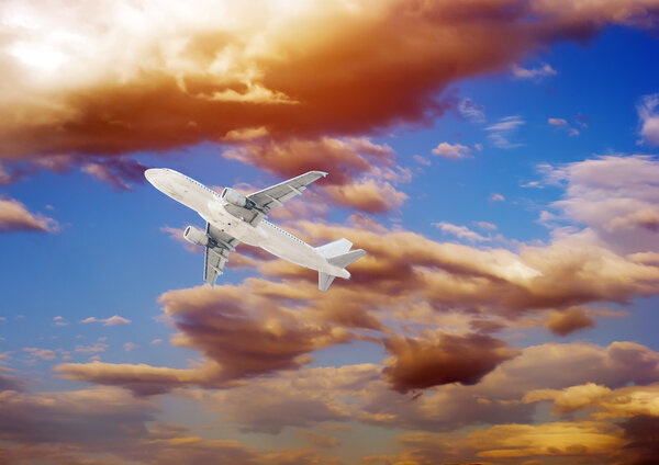 самолет в небе