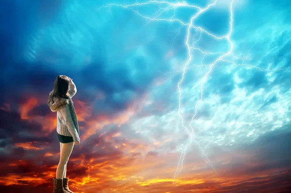 Girl looking at the lightning — Stock Photo, Image
