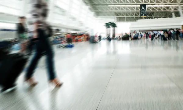 Passagerare på shanghai pudong flygplatsen — Stockfoto