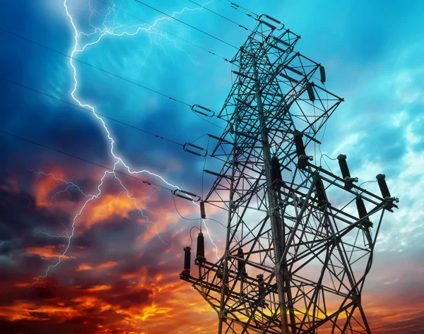 Elektriciteit torens Rechtenvrije Stockfoto's