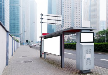 Otobüs durağı reklam panosu sahnede.