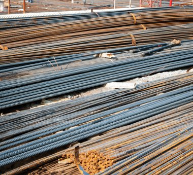 bükülmüş çelik yapı malzemeleri inşaat sitesinde