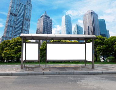 Otobüs durağı reklam panosu sahnede.