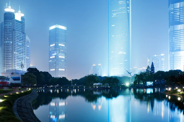 밤에 중국 산자이에 있는루 지조 이 금융 중심지의 모습. — 스톡 사진