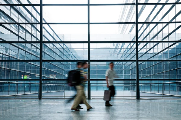 Silhouette nella hall dell'edificio per uffici — Foto Stock