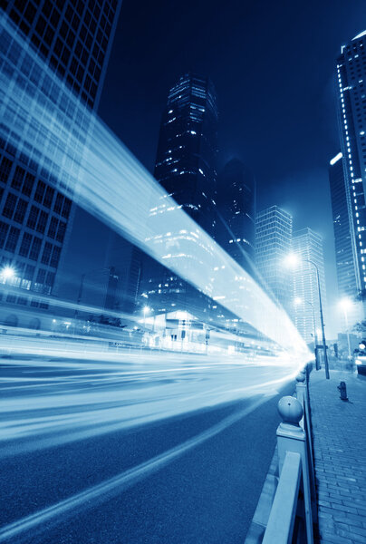 Движущаяся машина с размытым светом
