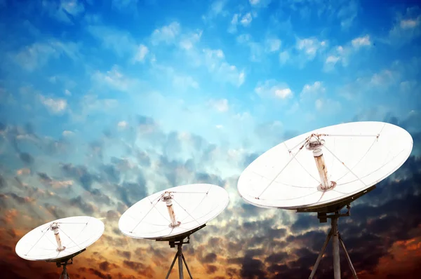 Antenas antenas parabólicas bajo el cielo —  Fotos de Stock