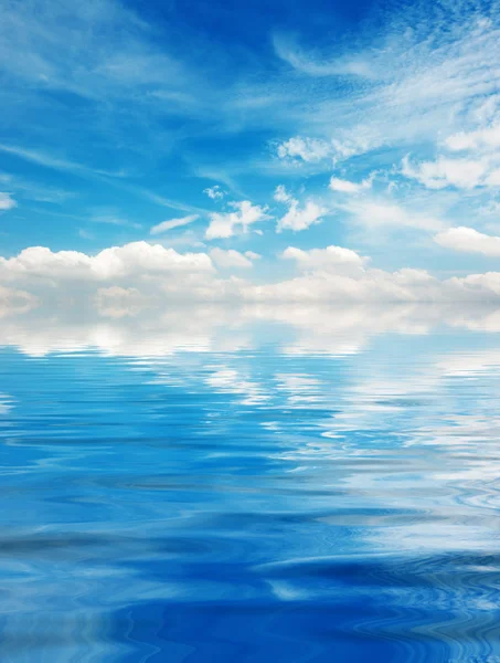 Blue sky with clouds over Lake — Stock Photo, Image