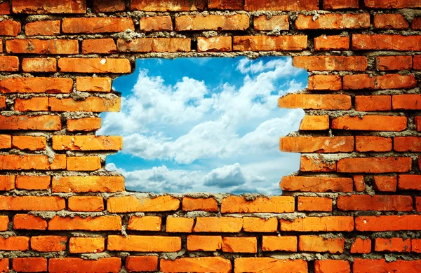 Porózus falon, hogy a kék ég — Stock Fotó