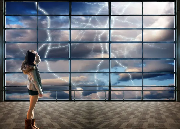 A través de las grandes ventanas, la naturaleza fuerza de fondo relámpagos en el cielo tormentoso con nubes oscuras y lluvia — Foto de Stock