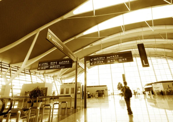 Passager dans le shanghai pudong aéroport — Photo