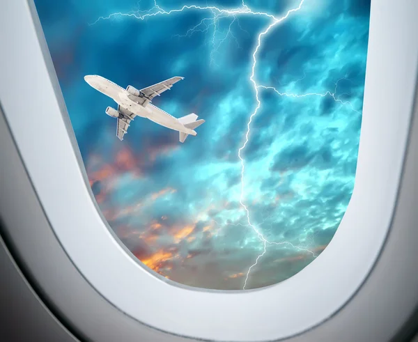 Vista a través de una ventana de avión, Aviones volando en el cielo nocturno de un rayo —  Fotos de Stock
