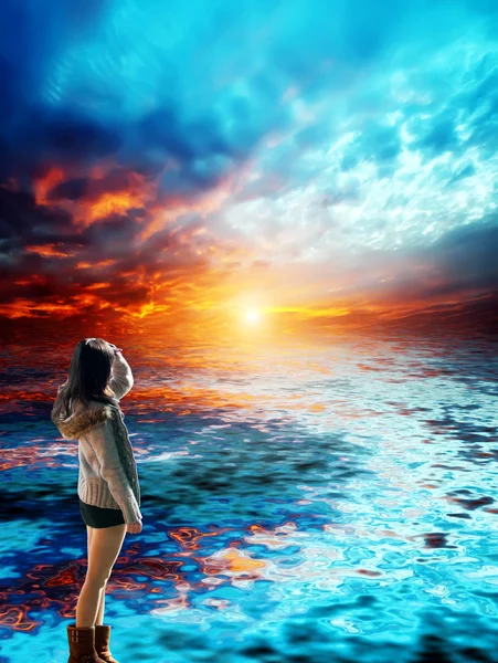 Beautiful young woman looked with delight at the sea and sky on sunset — Stock Photo, Image