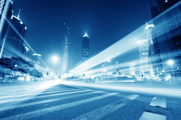 Carro em movimento com luz embaçada — Fotografia de Stock