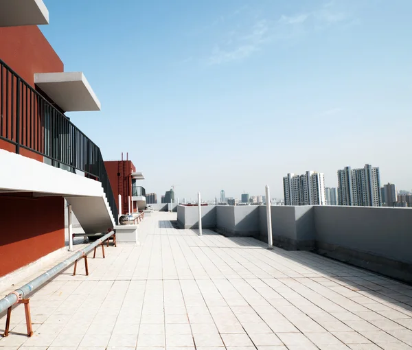 Balcon, sol, clôture en béton et ciel bleu. Architecture extérieure, perspective du bas — Photo