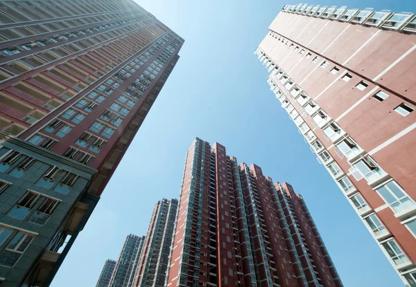 Kijken op wolkenkrabbers in een grote stad — Stockfoto