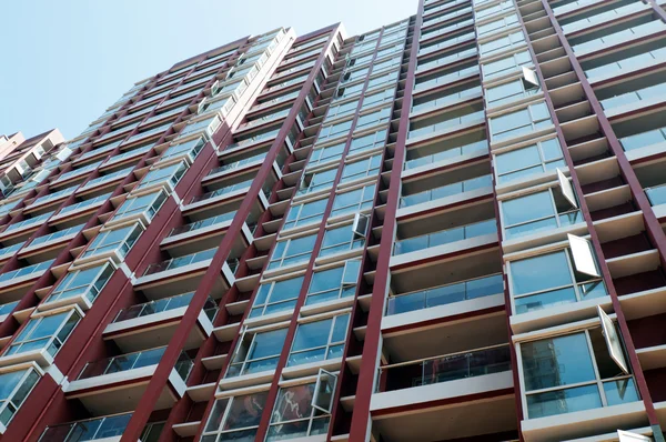 Gele en rode gebouwen met windows — Stockfoto