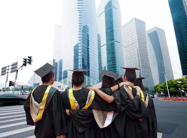 Groupe de diplômés feront face à la ville moderne — Photo