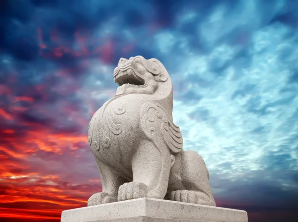 Scultura del leone di pietra, simbolo di protezione e potere nell'Asia orientale, in particolare in Cina — Foto Stock
