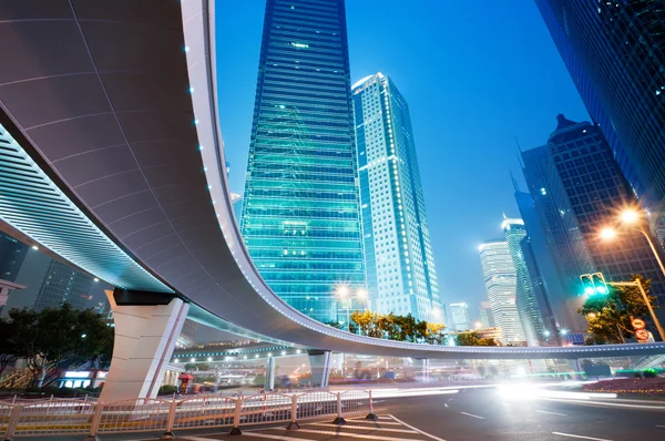 Shanghai Lujiazui Finans ve ticaret bölgesi modern şehir gece arka plan — Stok fotoğraf