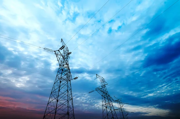 Fondo del cielo torre de alto voltaje — Foto de Stock