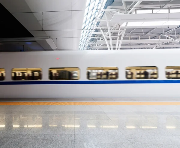 Estação de trem de alta velocidade, em seguida, o trem alguns close-ups — Fotografia de Stock