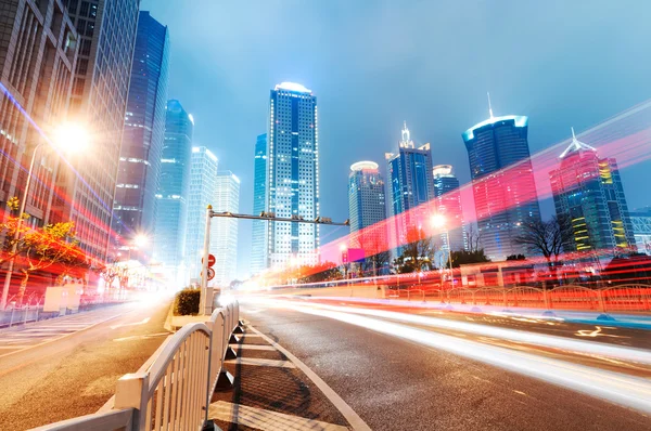 Automóvil en movimiento con luz borrosa — Foto de Stock