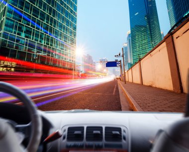 Bir araba ve gece sahnenin bir direksiyon sürücü eller