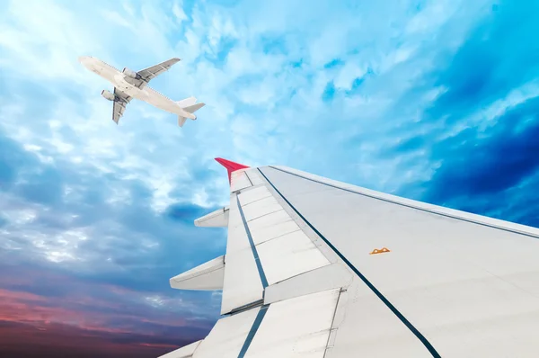 Uçak kanadı, gökyüzü ve bulutlar — Stok fotoğraf