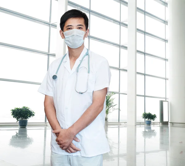 Experiencia retrato de hospital médico senior guapo — Foto de Stock