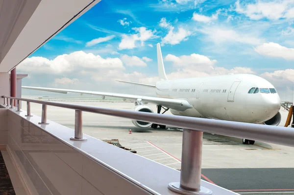 The plane at the airport on loading — Stock Photo, Image