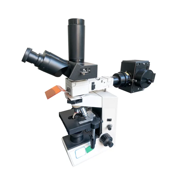 Mikroskop izolovaných na bílém s ořezovou cestou — Stock fotografie