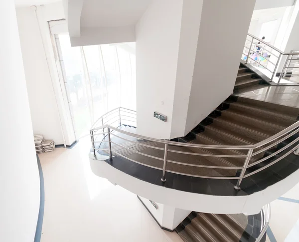 Scala di lusso di un moderno edificio industriale — Foto Stock