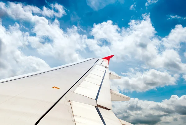 Flugzeugflügel, Himmel und Wolken — Stockfoto