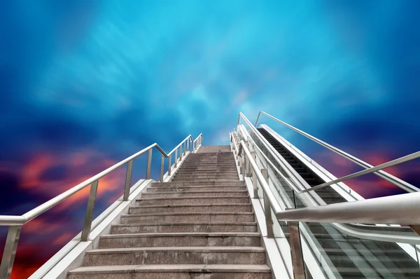 Escada rolante para o céu, paisagem fantasia urbana, expressão abstrata — Fotografia de Stock