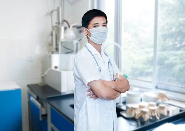 Experiencia retrato de hospital médico senior guapo — Foto de Stock