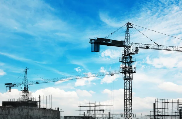 Construction d'un gratte-ciel avec deux grues à tour — Photo