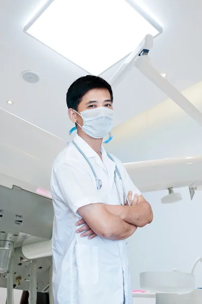 Uzmanlık yakışıklı kıdemli doktor hastane portre — Stok fotoğraf