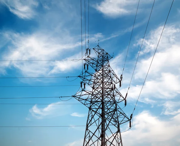 Hoog-voltage toren hemelachtergrond — Stockfoto