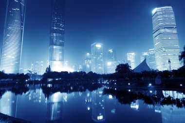 lujiazui Finans Merkezi gece görünümü