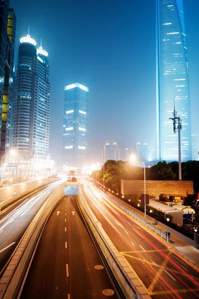 Automóvil en movimiento con luz borrosa — Foto de Stock