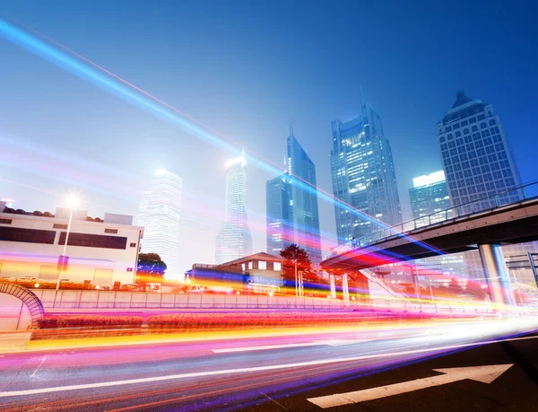 Carro em movimento com luz embaçada — Fotografia de Stock