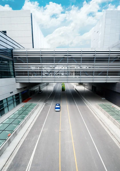 Дорога проходит через современное офисное здание в аэропорту Шанхая . — стоковое фото