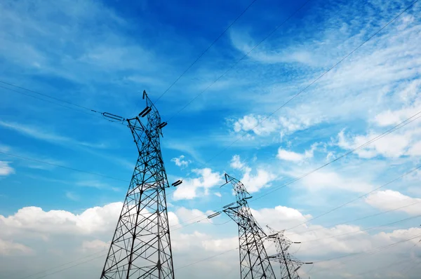 Alta tensione torre cielo sfondo — Foto Stock